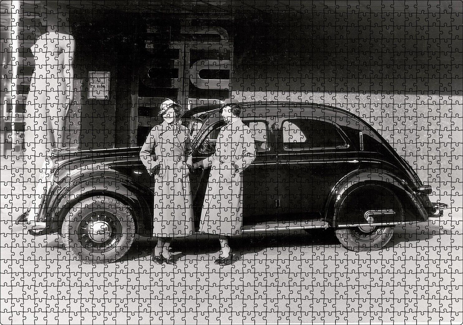 Volvo PV36 Carioca Modeli İle Kadınlar Poz Verirken Puzzle Yapboz MDF Ahşap 1000 Parça 49 cm X 68 cm