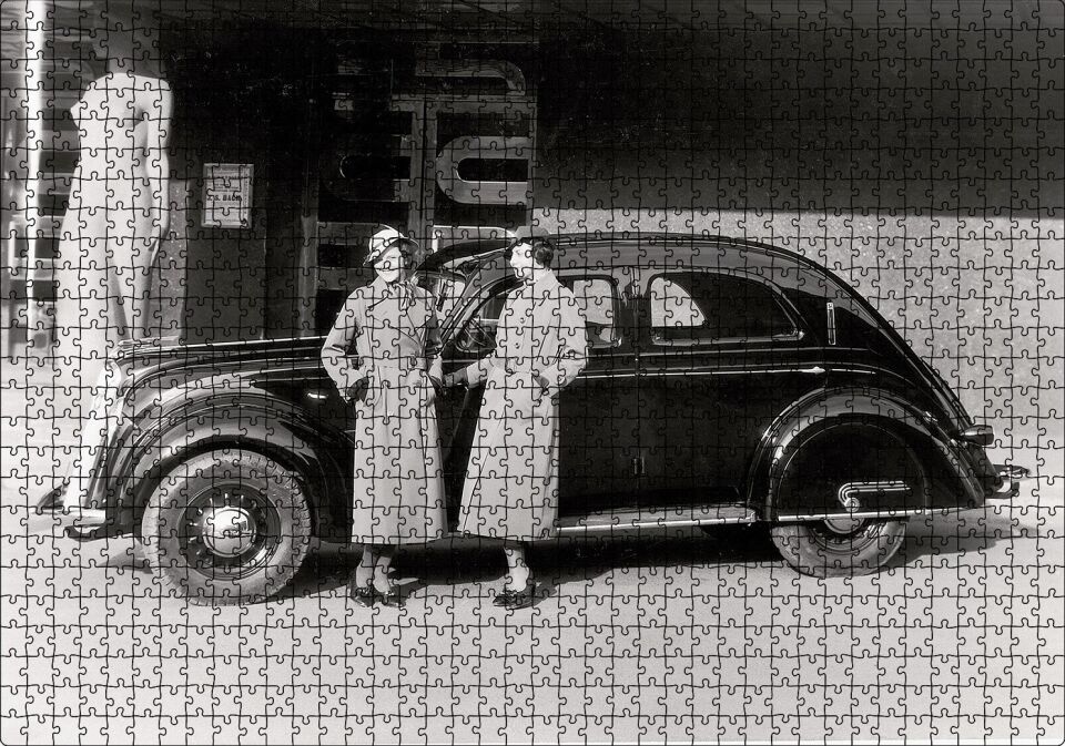 Volvo PV36 Carioca Modeli İle Kadınlar Poz Verirken Puzzle Yapboz MDF Ahşap 1000 Parça 49 cm X 68 cm