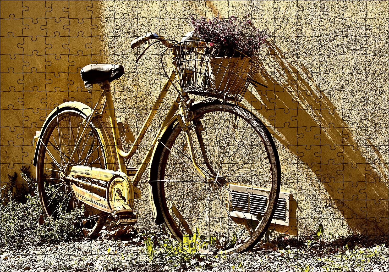 Duvar Önünde Eski Sarı Bisiklet Puzzle Yapboz MDF Ahşap 255 Parça 34 cm X 49 cm
