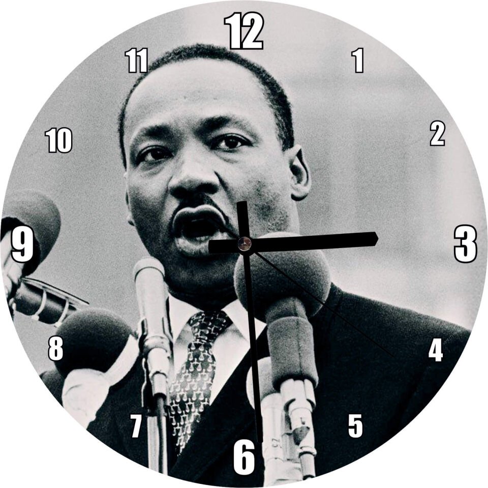 Martin Luther King ve Mikrofonlar Siyah Beyaz Mdf Ahşap Duvar Saati 30 cm Çap