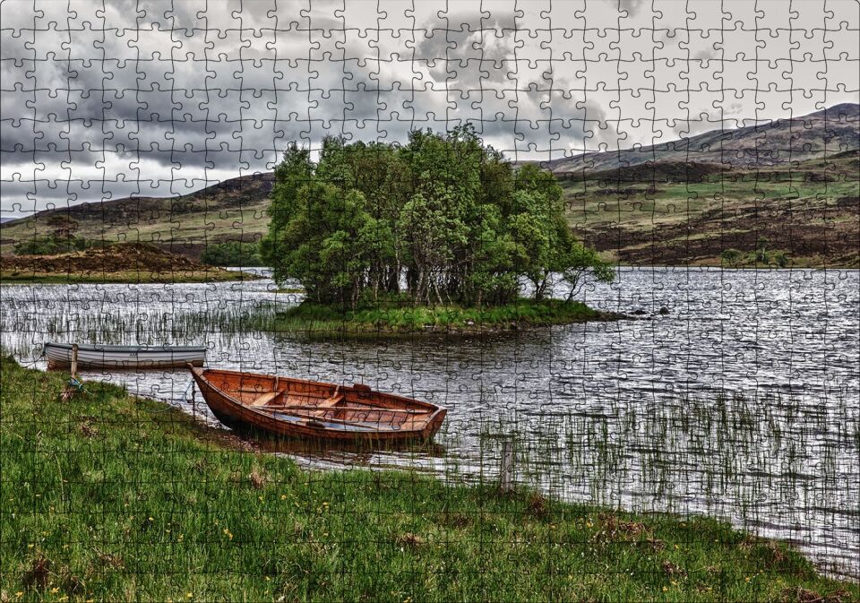 Gölde Sandallar Tepeler ve Bulutlu Gökler Puzzle Yapboz MDF Ahşap 500 Parça 49 cm X 68 cm