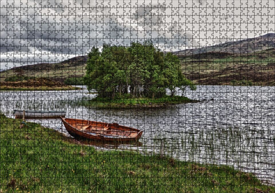 Gölde Sandallar Tepeler ve Bulutlu Gökler Puzzle Yapboz MDF Ahşap 1000 Parça 49 cm X 68 cm