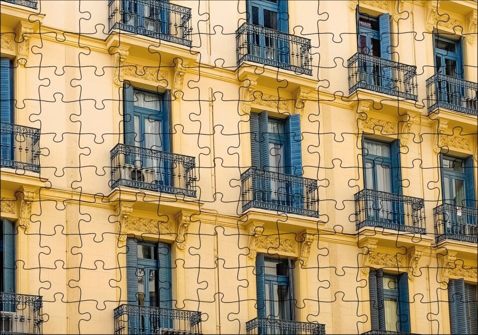 İspanyada Sarı Klasik Bina ve Balkonlar Puzzle Yapboz MDF Ahşap 120 Parça 24 cm X 34 cm