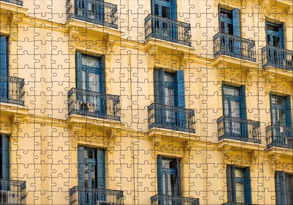 İspanyada Sarı Klasik Bina ve Balkonlar Puzzle Yapboz MDF Ahşap 255 Parça 34 cm X 49 cm