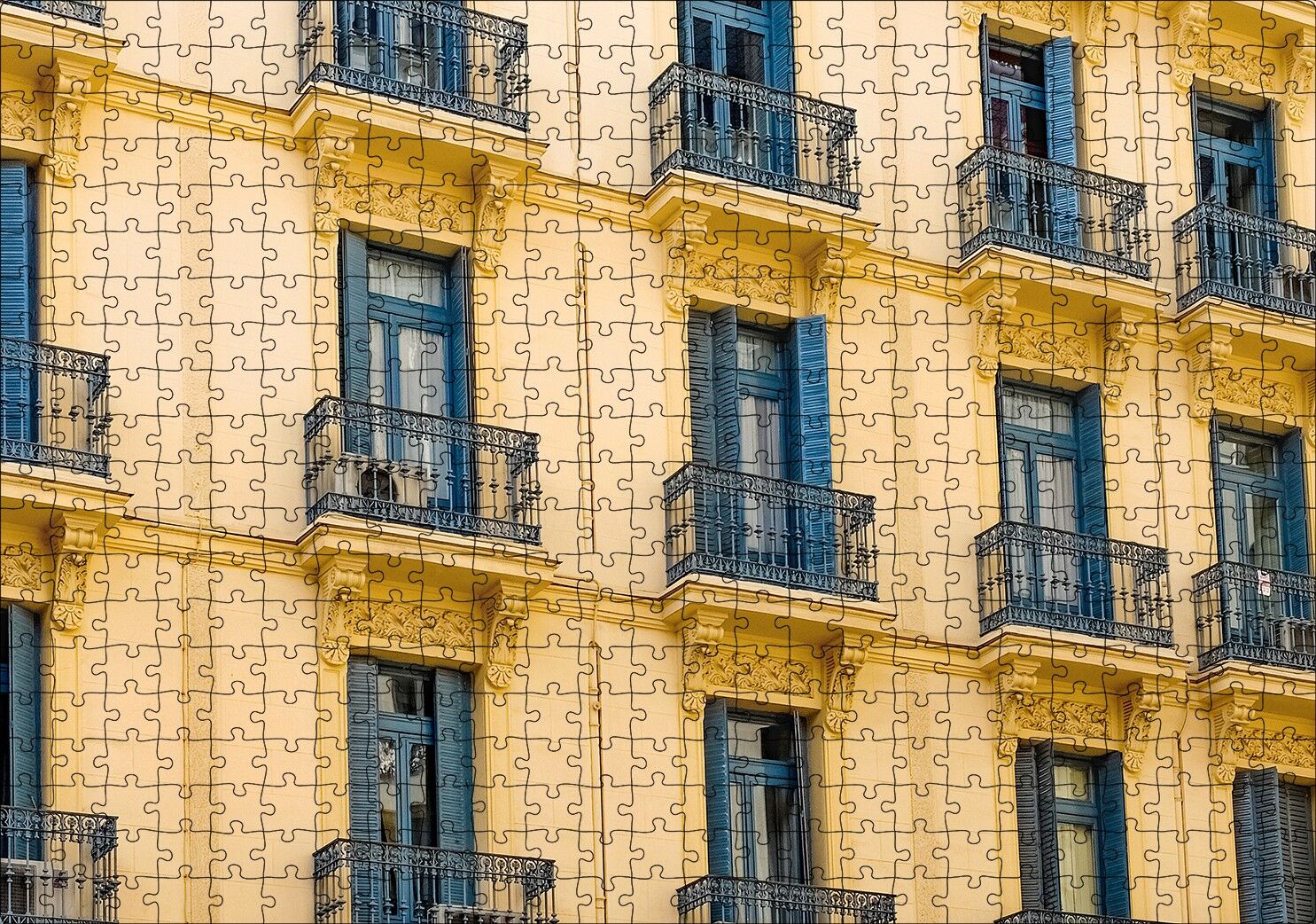 İspanyada Sarı Klasik Bina ve Balkonlar Puzzle Yapboz MDF Ahşap 500 Parça 49 cm X 68 cm