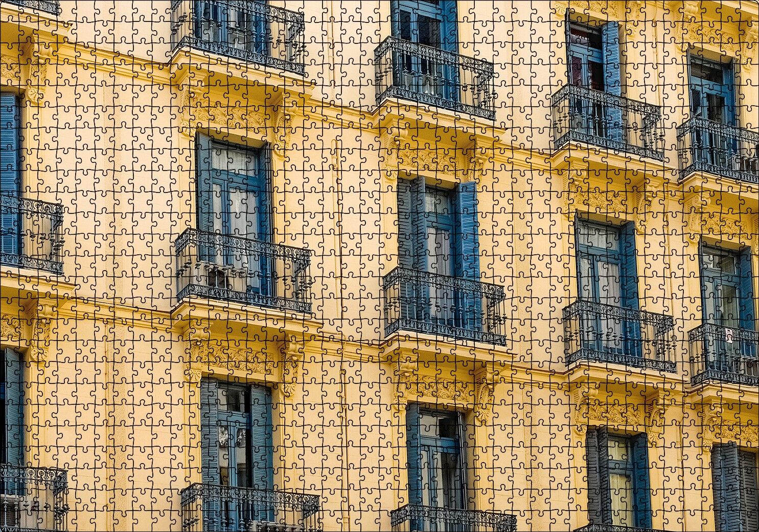 İspanyada Sarı Klasik Bina ve Balkonlar Puzzle Yapboz MDF Ahşap 1000 Parça 49 cm X 68 cm