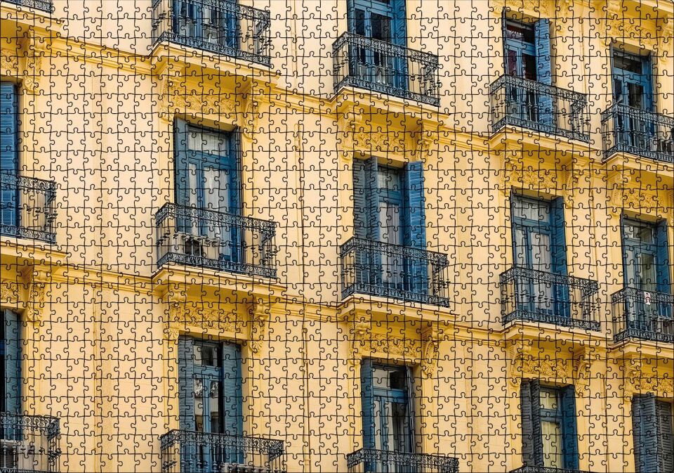 İspanyada Sarı Klasik Bina ve Balkonlar Puzzle Yapboz MDF Ahşap 1000 Parça 49 cm X 68 cm