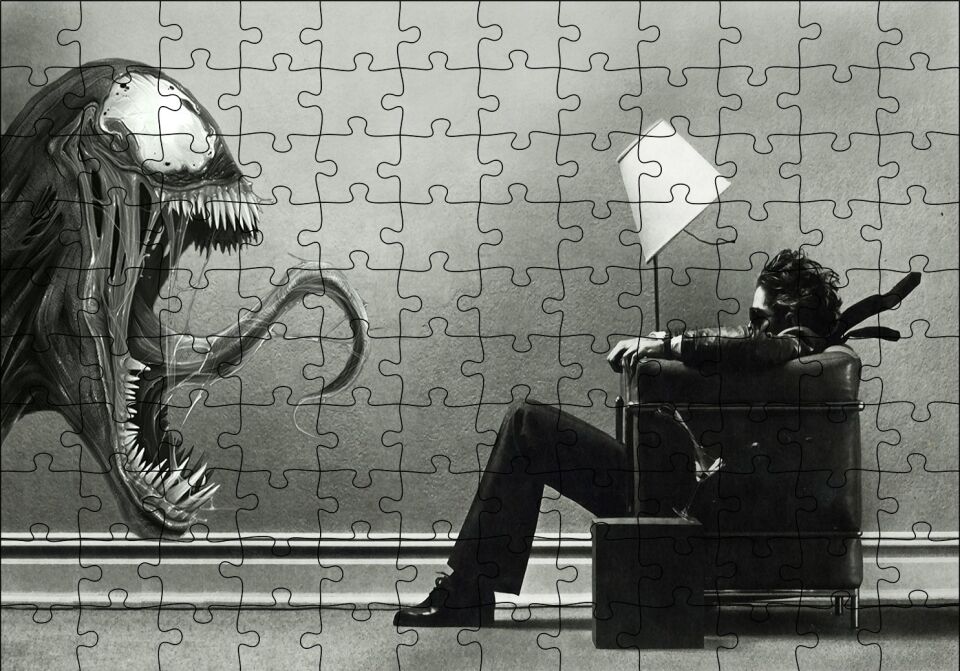 Venom ve Koltukta Oturan Adam Puzzle Yapboz MDF Ahşap 120 Parça 24 cm X 34 cm