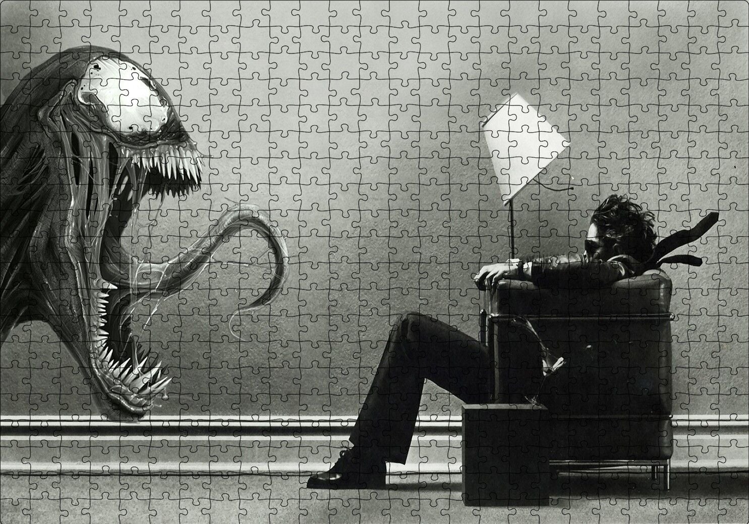 Venom ve Koltukta Oturan Adam Puzzle Yapboz MDF Ahşap 500 Parça 49 cm X 68 cm