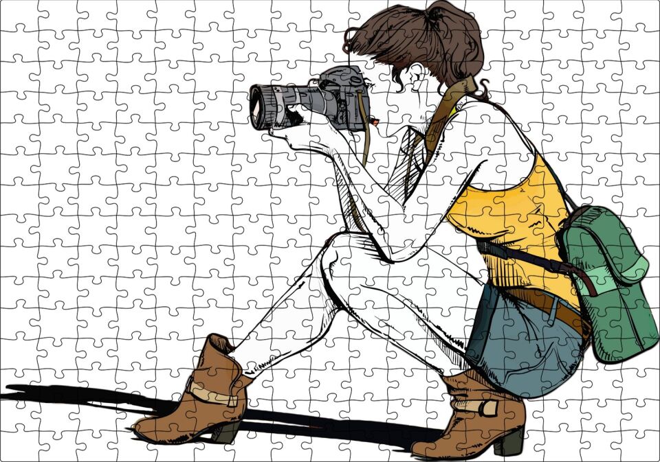 Fotoğraf Çeken Şortlu Gezgin Kız Puzzle Yapboz MDF Ahşap 255 Parça 34 cm X 49 cm