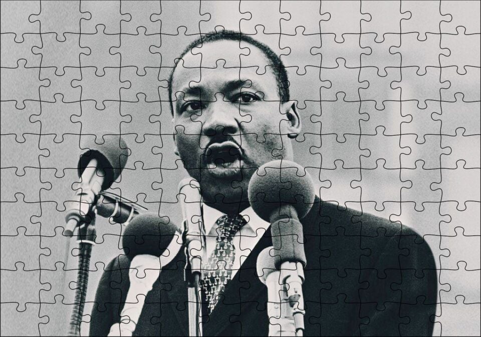 Martin Luther King ve Mikrofonlar Siyah Beyaz Puzzle Yapboz MDF Ahşap