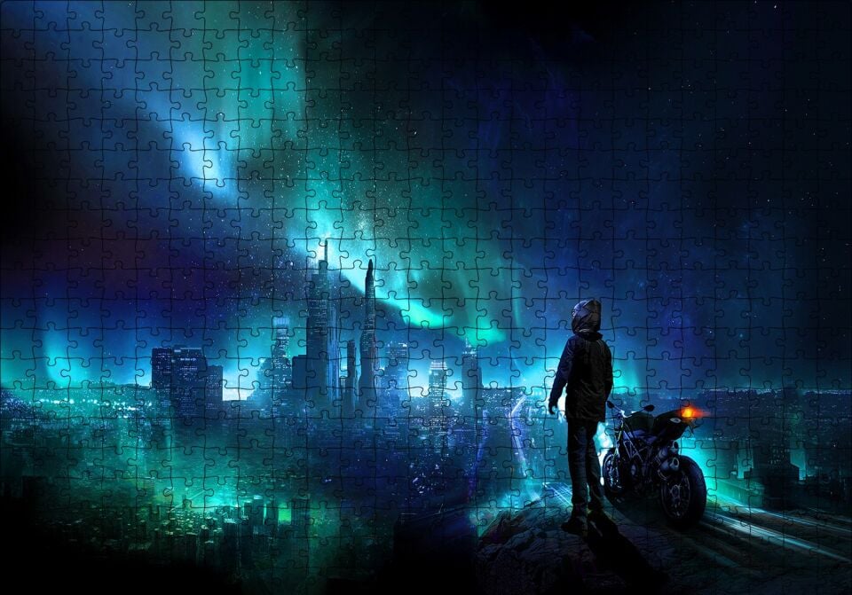 Motorcunun Gece Şehir ve Gökyüzü Işıkları Manzarası Puzzle Yapboz MDF Ahşap 500 Parça 49 cm X 68 cm