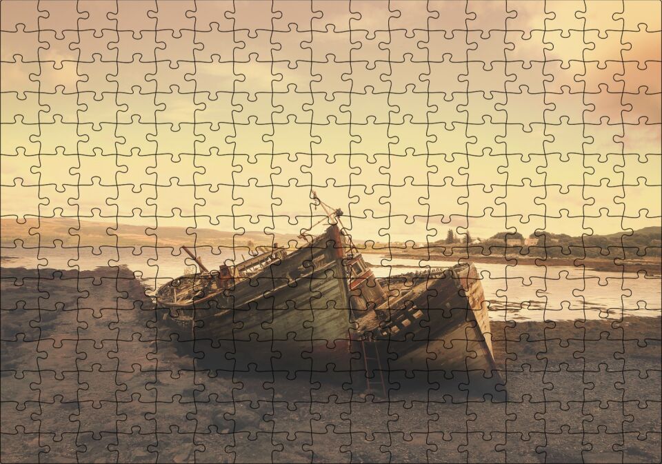 Göl Kıyısında Terkedilmiş Gemiler ve Gün Doğumu Puzzle Yapboz MDF Ahşap 255 Parça 34 cm X 49 cm
