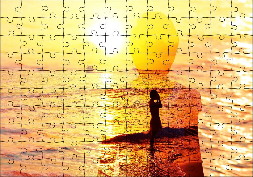 Altın Rengi Güneş Okyanus ve Sahildeki Kız Puzzle Yapboz MDF Ahşap 120 Parça 24 cm X 34 cm