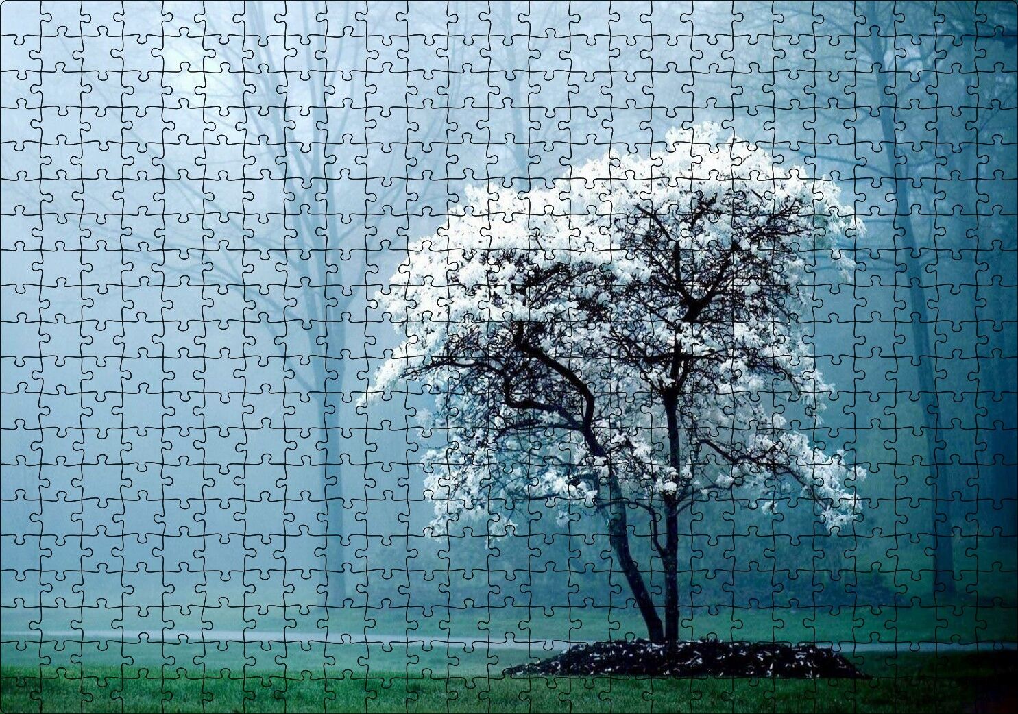 Beyaz Çiçekli Ağaç ve Arkada Sisli Orman Puzzle Yapboz MDF Ahşap 500 Parça 49 cm X 68 cm