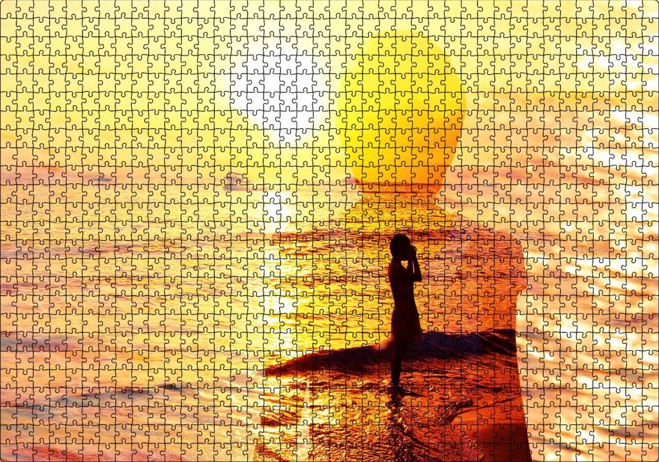 Altın Rengi Güneş Okyanus ve Sahildeki Kız Puzzle Yapboz MDF Ahşap 1000 Parça 49 cm X 68 cm