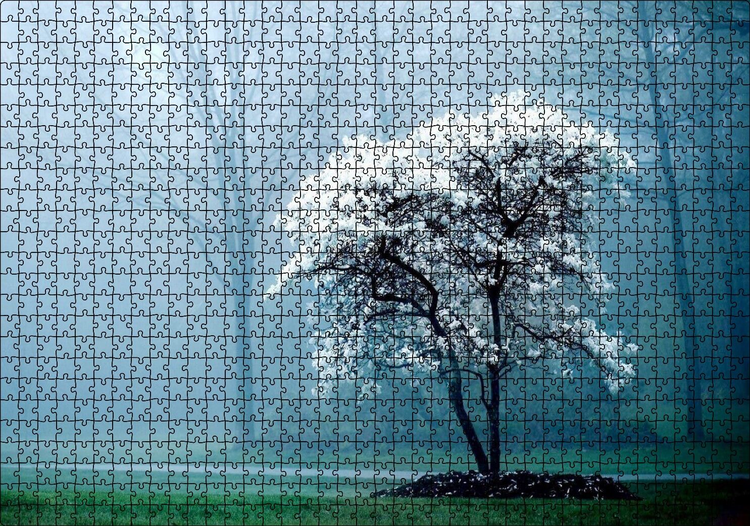 Beyaz Çiçekli Ağaç ve Arkada Sisli Orman Puzzle Yapboz MDF Ahşap 1000 Parça 49 cm X 68 cm