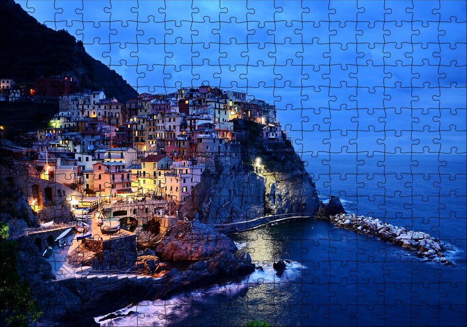 Kayalıkların Üzerindeki Sahil Kasabası Puzzle Yapboz MDF Ahşap 255 Parça 34 cm X 49 cm