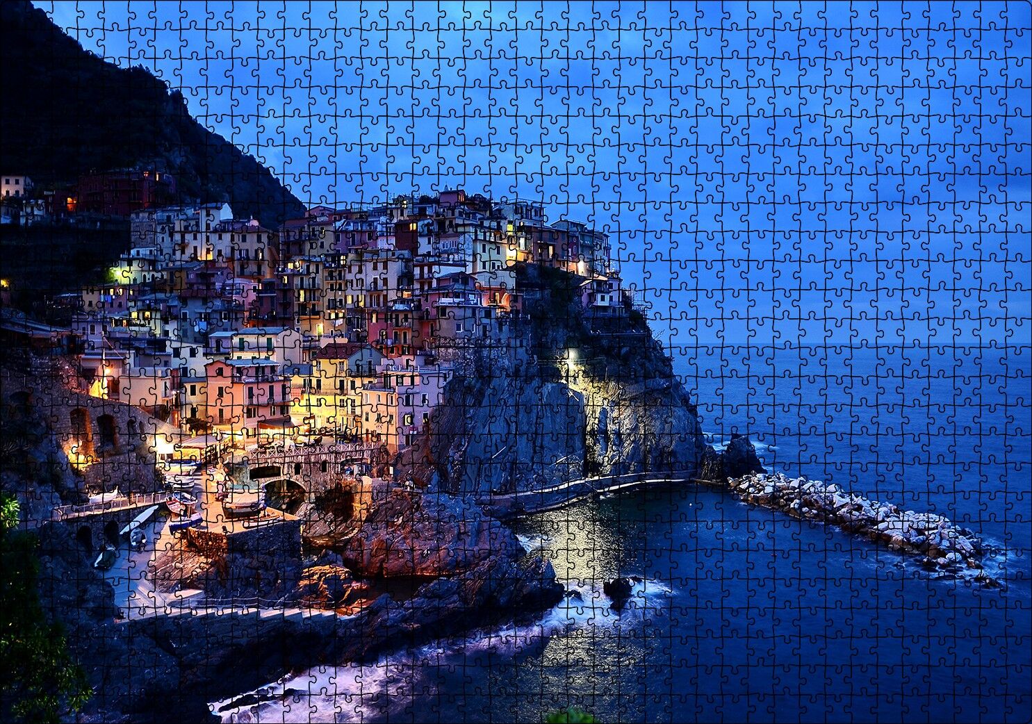 Kayalıkların Üzerindeki Sahil Kasabası Puzzle Yapboz MDF Ahşap 1000 Parça 49 cm X 68 cm