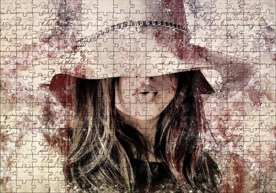 Mektup Zeminde Gizemli Şapkalı Genç Kız Puzzle Yapboz MDF Ahşap 255 Parça 34 cm X 49 cm