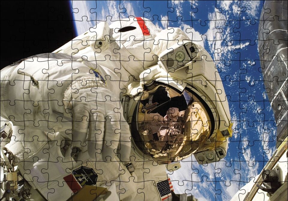 Uzaydaki Astronot Puzzle Yapboz MDF Ahşap 120 Parça 24 cm X 34 cm