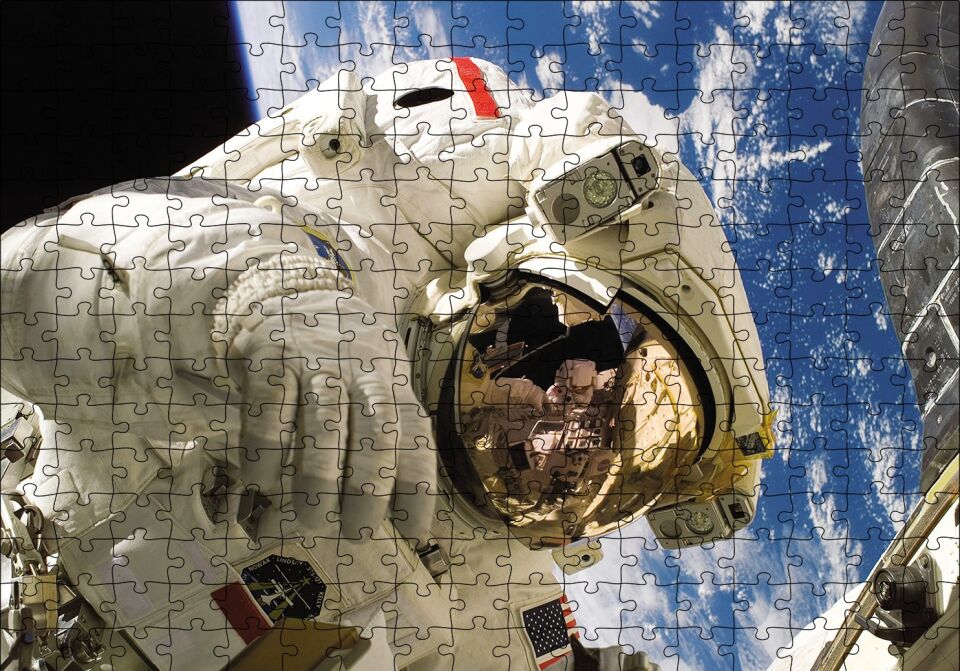 Uzaydaki Astronot Puzzle Yapboz MDF Ahşap 255 Parça 34 cm X 49 cm
