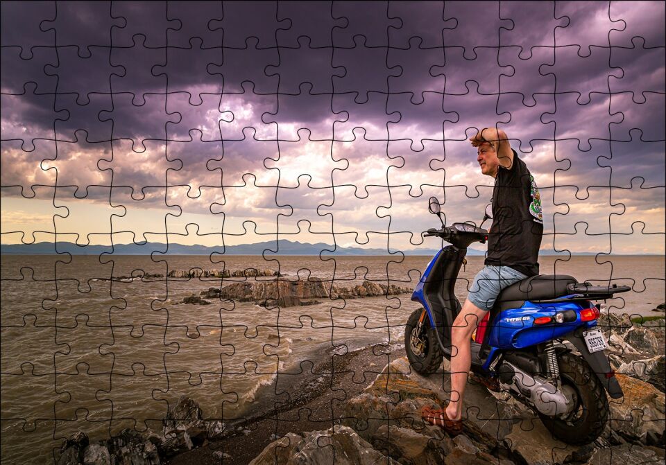 Kayalıklar Deniz Bulutlar ve Motorlu Adam Puzzle Yapboz MDF Ahşap