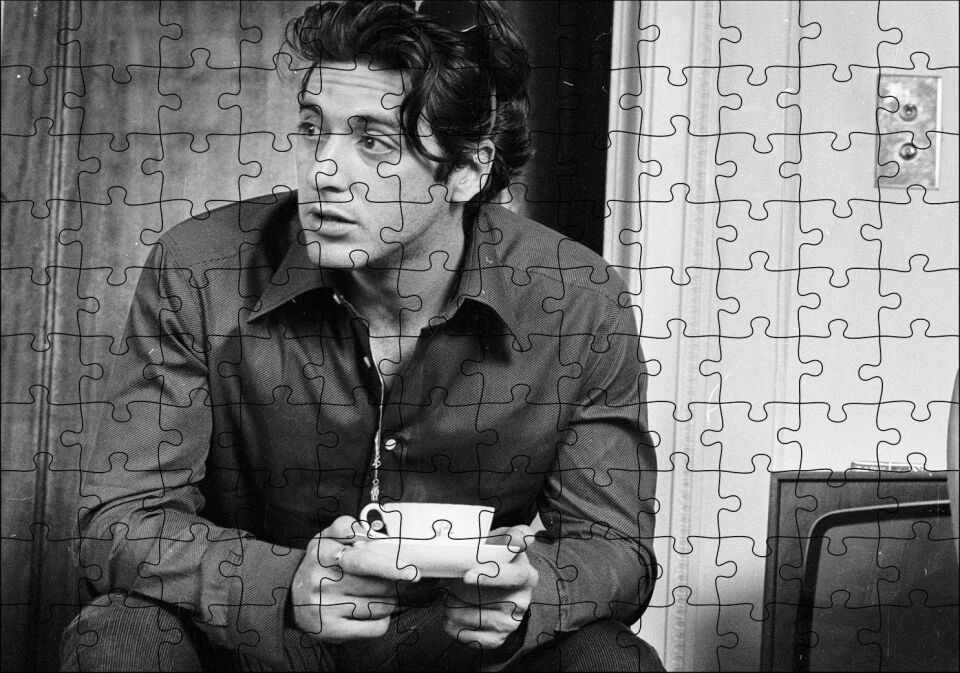 Al Pacino Elinde Kahve Fincanı Puzzle Yapboz MDF Ahşap 120 Parça 24 cm X 34 cm