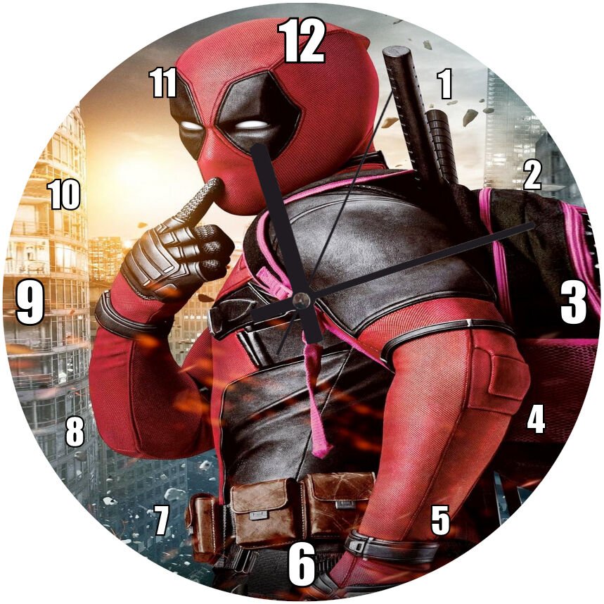 Deadpool ve Şehir Manzarası Mdf Ahşap Duvar Saati 30 cm Çap