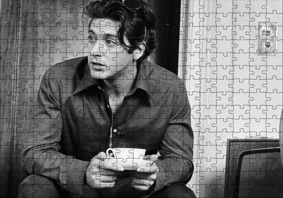 Al Pacino Elinde Kahve Fincanı Puzzle Yapboz MDF Ahşap 255 Parça 34 cm X 49 cm