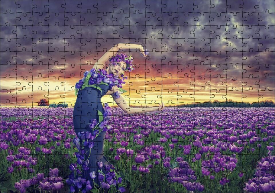 Mor Laleler Mor Elbiseli Kadın Mor Gökler Puzzle Yapboz MDF Ahşap 255 Parça 34 cm X 49 cm