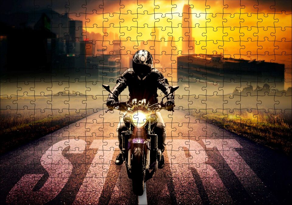 Motorsikletli Adam Günbatımı ve Gökdelenler Puzzle Yapboz MDF Ahşap 255 Parça 34 cm X 49 cm