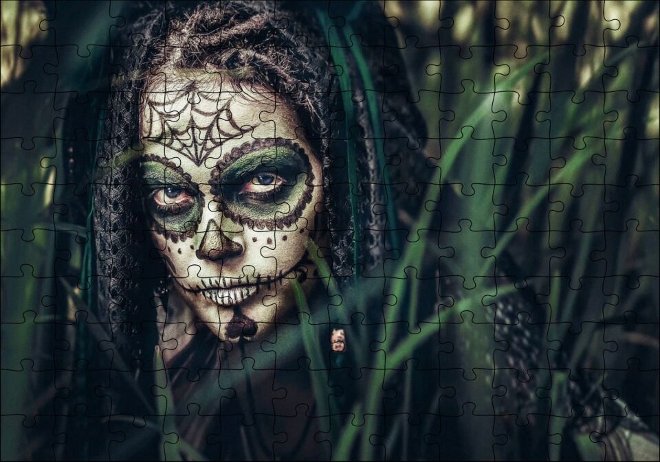 Yeşil Yapraklar Arasında Yüzü Boyalı Kadın Puzzle Yapboz MDF Ahşap