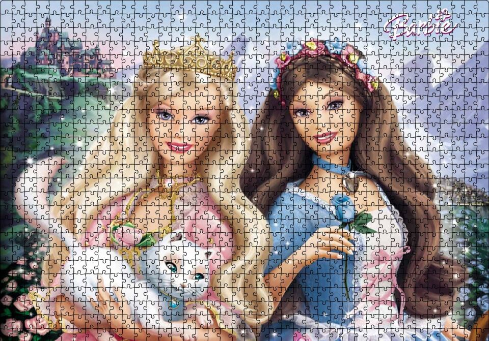 Barbie Bebekler ve Beyaz Kedi Puzzle Yapboz MDF Ahşap 1000 Parça 49 cm X 68 cm