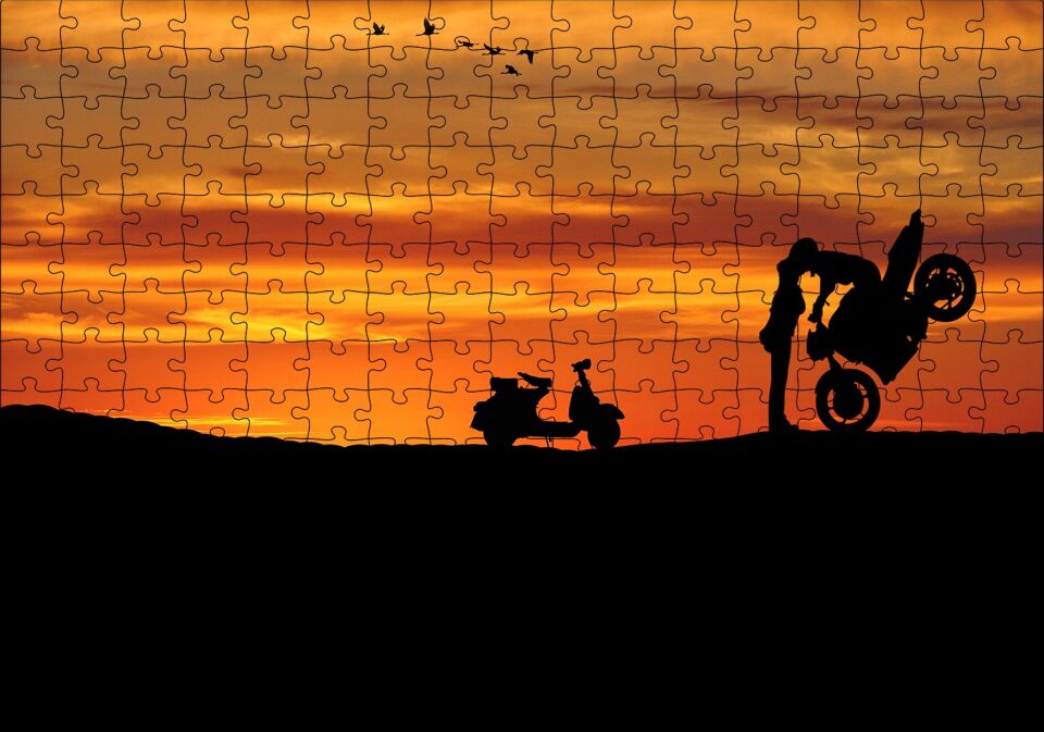 Motorsikletli Sürücü Kızı Öpüyor Kızıl Gün Batımı Puzzle Yapboz MDF Ahşap 255 Parça 34 cm X 49 cm