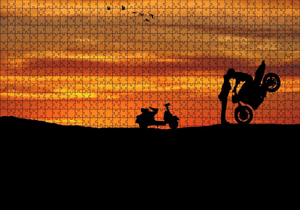 Motorsikletli Sürücü Kızı Öpüyor Kızıl Gün Batımı Puzzle Yapboz MDF Ahşap 1000 Parça 49 cm X 68 cm