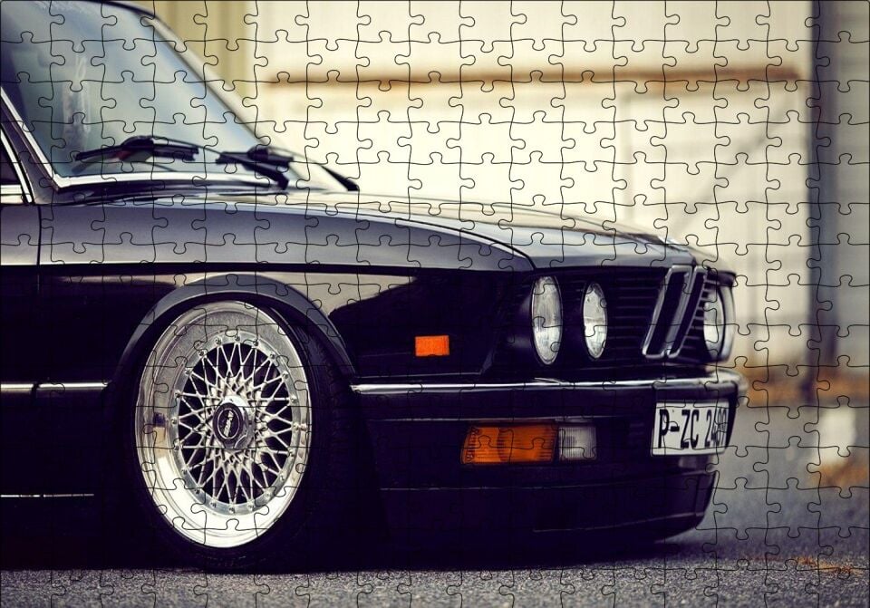 BMW E 28 Siyah Sağ Ön Detay Puzzle Yapboz MDF Ahşap 255 Parça 34 cm X 49 cm