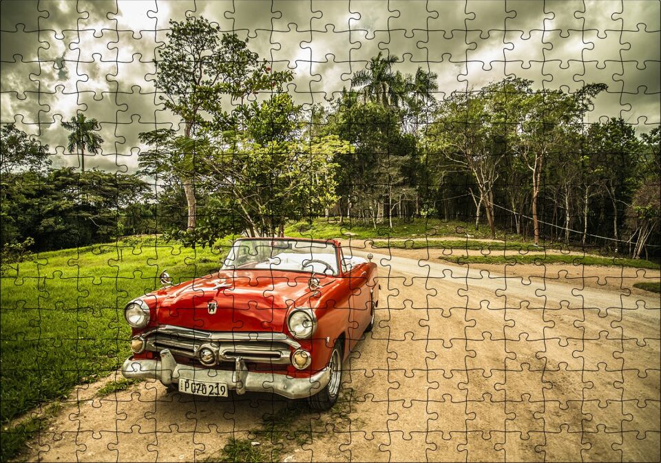 Küba'da Kırmızı Cabrio Araba ve Ağaçlar Puzzle Yapboz MDF Ahşap 255 Parça 34 cm X 49 cm