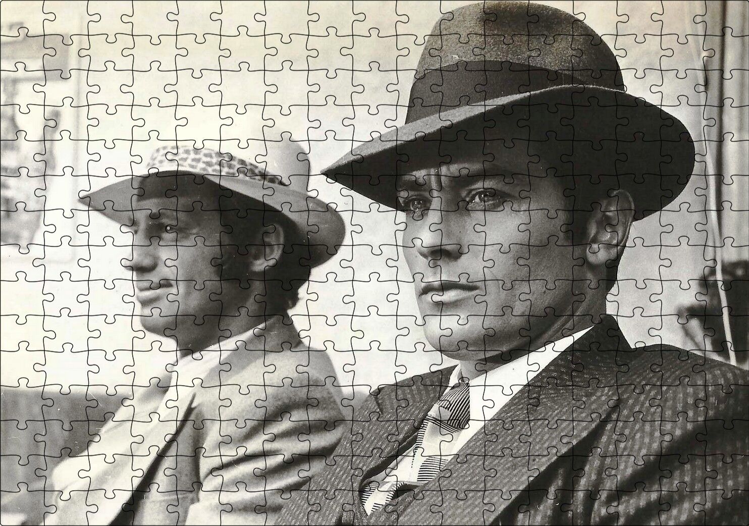Jean Paul Belmondo ve Alain Delon Siyah Beyaz Puzzle Yapboz MDF Ahşap 255 Parça 34 cm X 49 cm