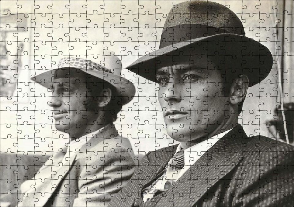 Jean Paul Belmondo ve Alain Delon Siyah Beyaz Puzzle Yapboz MDF Ahşap 255 Parça 34 cm X 49 cm