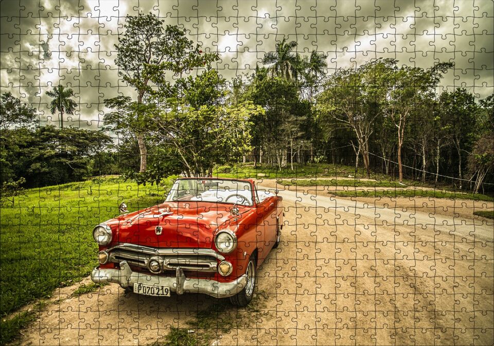 Küba'da Kırmızı Cabrio Araba ve Ağaçlar Puzzle Yapboz MDF Ahşap 500 Parça 49 cm X 68 cm