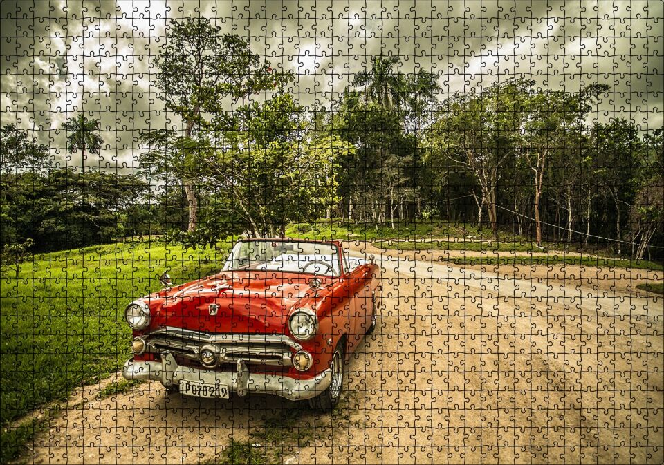 Küba'da Kırmızı Cabrio Araba ve Ağaçlar Puzzle Yapboz MDF Ahşap 1000 Parça 49 cm X 68 cm