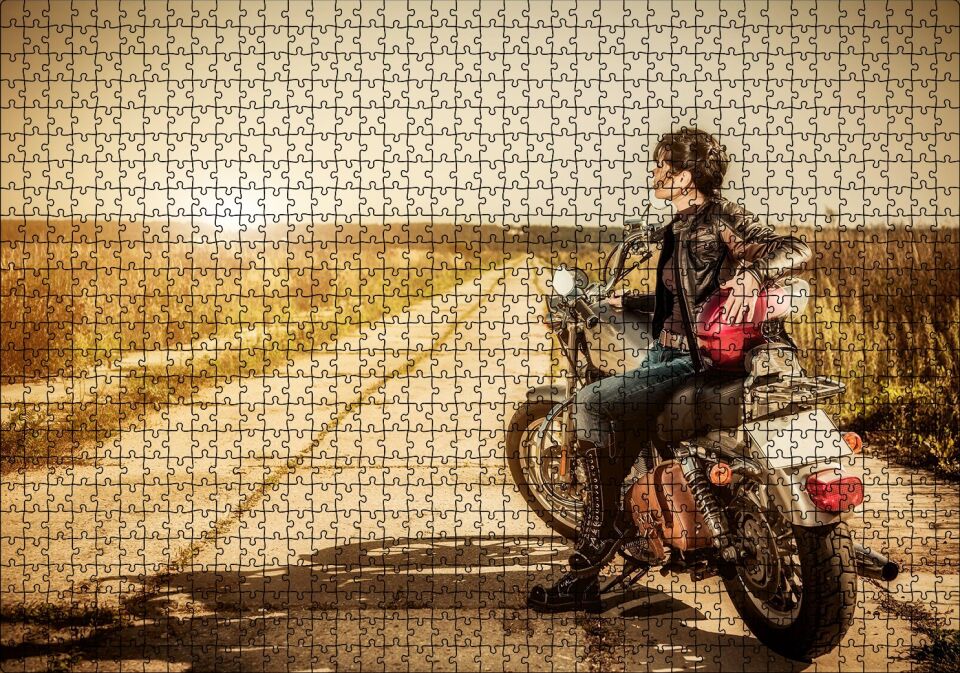 Motorcu Gezgin Kız Görseli Puzzle Yapboz MDF Ahşap 1000 Parça 49 cm X 68 cm