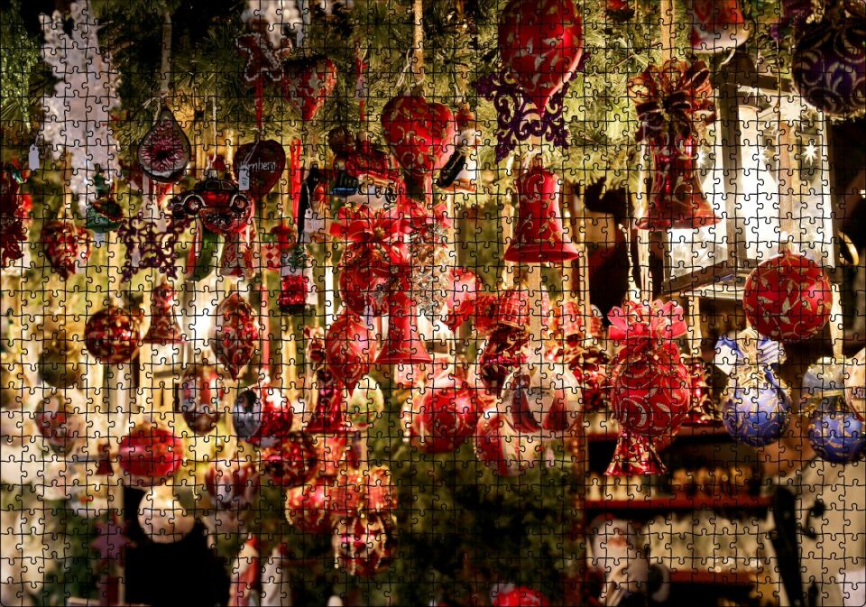 Yılbaşı Ağacından Sarkan Süsler ve Fenerler Puzzle Yapboz MDF Ahşap 1000 Parça 49 cm X 68 cm