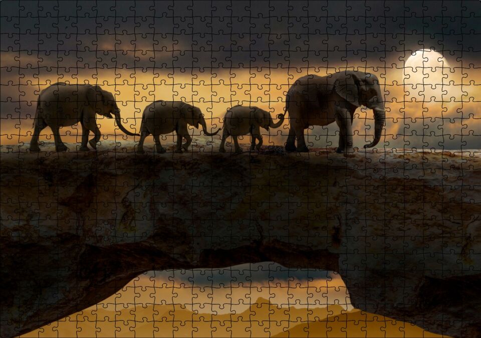 Dolunayda Yürüyen Fil Ailesi ve Bulutlar Puzzle Yapboz MDF Ahşap 500 Parça 49 cm X 68 cm