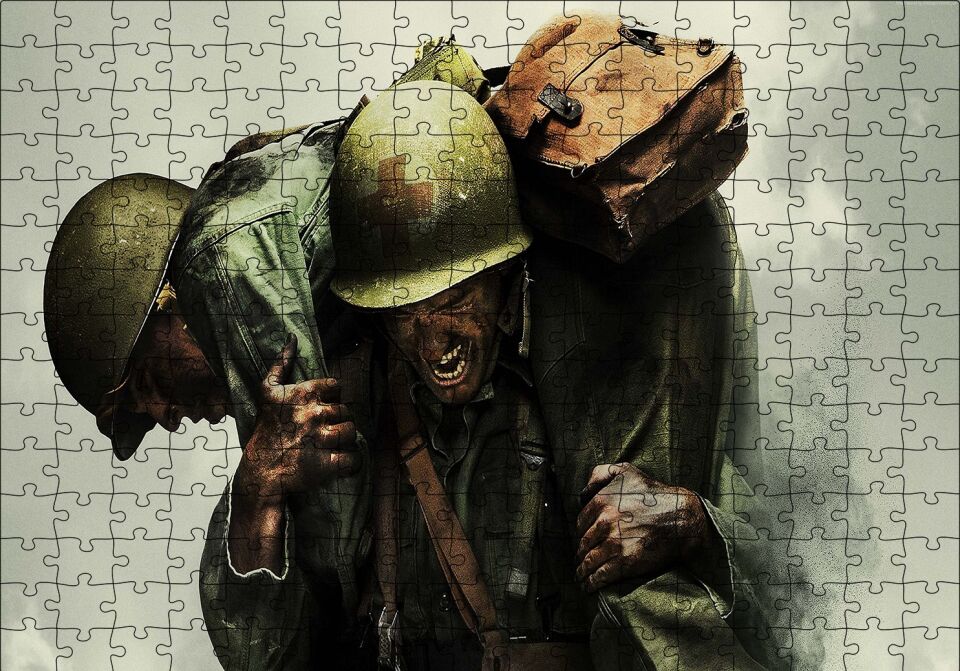 Yaralı Arkadaşını Taşıyan Asker Puzzle Yapboz MDF Ahşap 255 Parça 34 cm X 49 cm