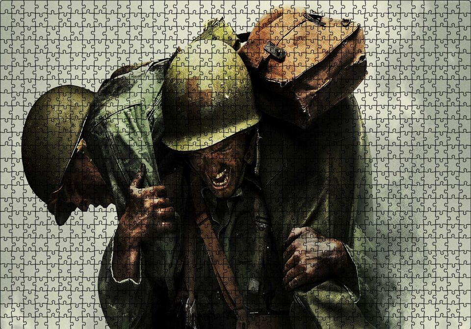 Yaralı Arkadaşını Taşıyan Asker Puzzle Yapboz MDF Ahşap 1000 Parça 49 cm X 68 cm