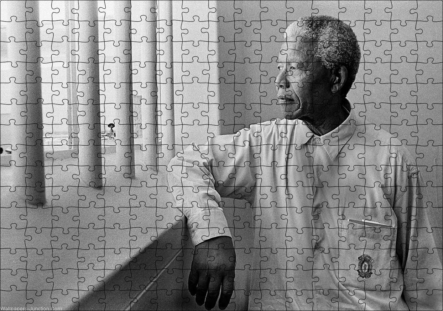 Nelson Mandela Parmaklıklar Ardında Puzzle Yapboz MDF Ahşap 255 Parça 34 cm X 49 cm