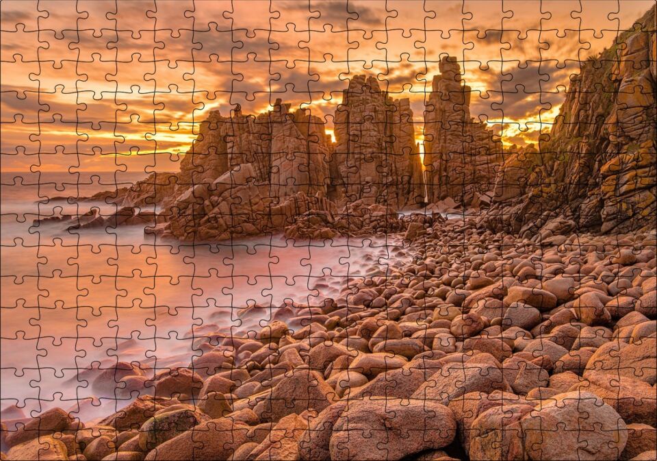 Filipinler Kayalık Sahilde Gün Batımı ve Bulutlu Gökler Puzzle Yapboz MDF Ahşap 255 Parça 34 cm X 49 cm