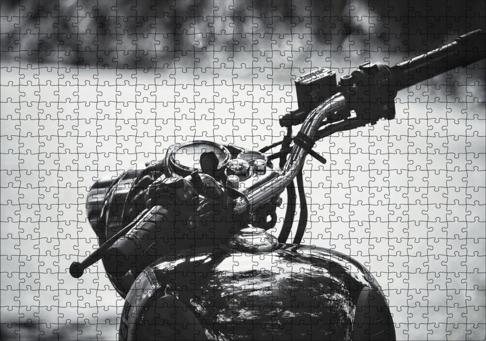 Royal Enfield Motorsiklet Depo ve Gidon Siyah Beyaz Puzzle Yapboz MDF Ahşap 500 Parça 49 cm X 68 cm